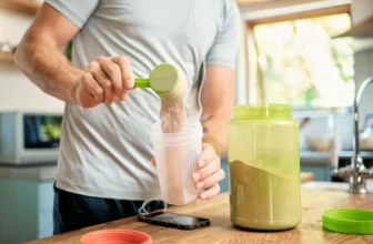 Modernes Myse Proteinpulver in Shaker, bereit zum Trinken, für Muskelaufbau und Energie.