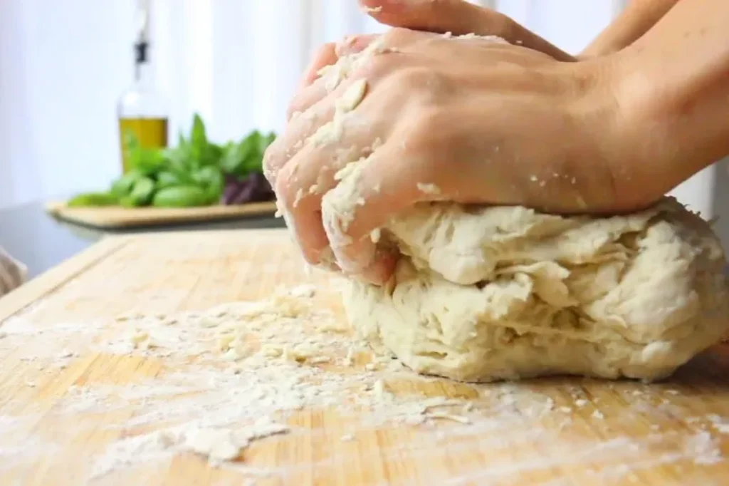Zubereitung von Pizzateig mit neutralem Eiweißpulver ohne Zucker als Mehlersatz.